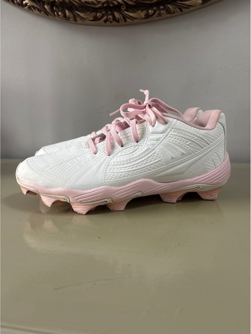 Under Armour Women's Softball Cleats Size 8 White and Pink Sports